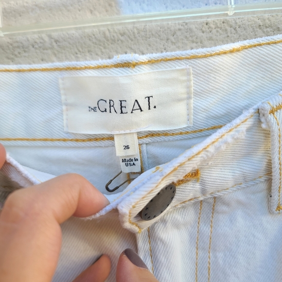 The GREAT. | The Easy Cut Off Denim Short in Bleach Wash Size 26 - Picture 4 of 8